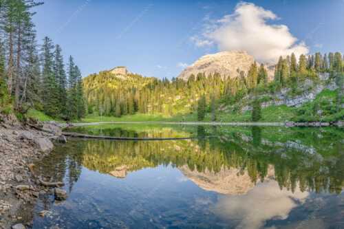 Abseits des Trubels vom Schachenschloss verbirgt sich der Schachensee im Wald - Verborgen - Seitenverhältnis 3:2 - Schachensee im Wettersteingebirge - weitere Infos unter https://www.kriner-weiermann.de
