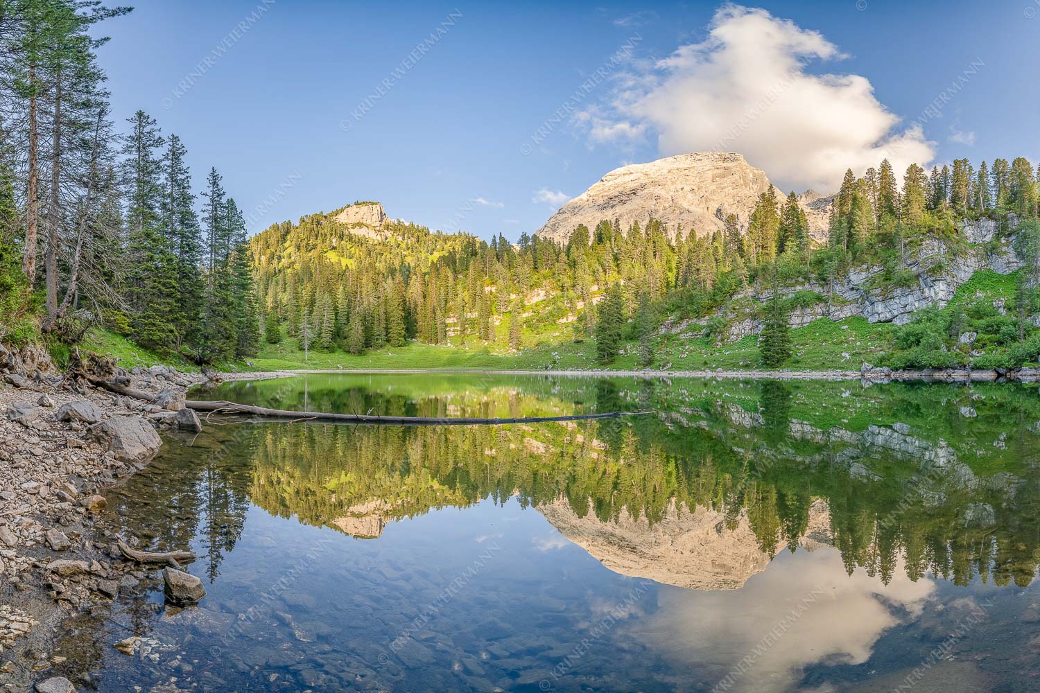 Verborgen – Seitenverhältnis 3:2 — Schachensee im Wettersteingebirge Abseits des Trubels vom Schachenschloss verbirgt sich der Schachensee im Wald