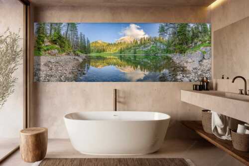 Abseits des Trubels vom Schachenschloss verbirgt sich der Schachensee im Wald - Verborgen - Größe ca. 300x100cm, Seitenverhältnis 3:1 - Schachensee im Wettersteingebirge - weitere Infos unter https://www.kriner-weiermann.de