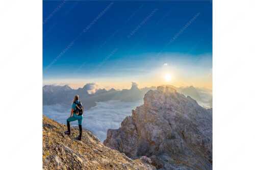 Blick von der Kaskarspitze im Karwendel über Nebelmeer in den Sonnenaufgang - Versteinert - Seitenverhältnis 1:1 - Bergsteigerin auf Kaskarspitze im Karwendel - weitere Infos unter https://www.kriner-weiermann.de