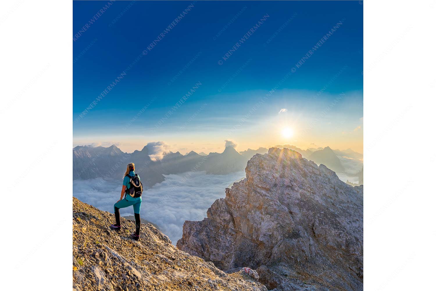 Versteinert – Seitenverhältnis 1:1 — Bergsteigerin auf Kaskarspitze im Karwendel Blick von der Kaskarspitze im Karwendel über Nebelmeer in den Sonnenaufgang