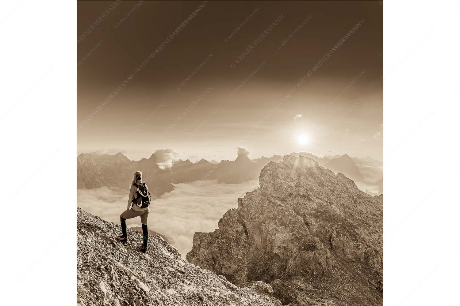 Versteinert – Seitenverhältnis 1:1 — Bergsteigerin auf Kaskarspitze im Karwendel Blick von der Kaskarspitze im Karwendel über Nebelmeer in den Sonnenaufgang