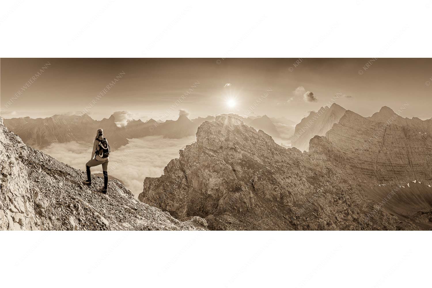 Versteinert – Seitenverhältnis 2,5:1 — Bergsteigerin auf Kaskarspitze im Karwendel Blick von der Kaskarspitze im Karwendel über Nebelmeer in den Sonnenaufgang