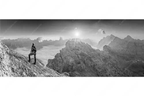 Blick von der Kaskarspitze im Karwendel über Nebelmeer in den Sonnenaufgang - Versteinert - Seitenverhältnis 2,5:1 - Bergsteigerin auf Kaskarspitze im Karwendel - weitere Infos unter https://www.kriner-weiermann.de