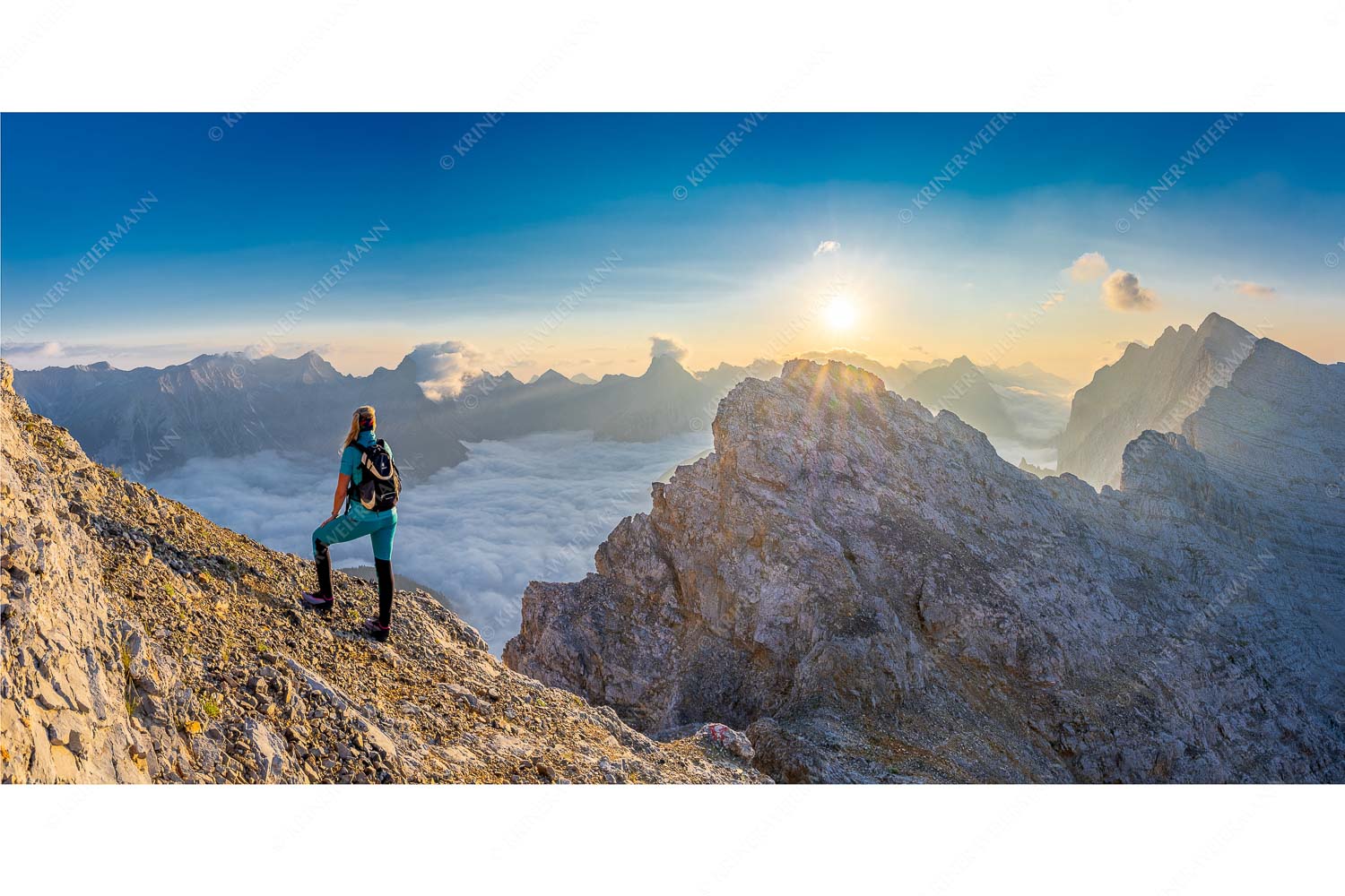 Versteinert – Seitenverhältnis 2:1 — Bergsteigerin auf Kaskarspitze im Karwendel Blick von der Kaskarspitze im Karwendel über Nebelmeer in den Sonnenaufgang