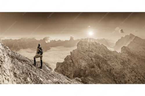 Blick von der Kaskarspitze im Karwendel über Nebelmeer in den Sonnenaufgang - Versteinert - Seitenverhältnis 2:1 - Bergsteigerin auf Kaskarspitze im Karwendel - weitere Infos unter https://www.kriner-weiermann.de
