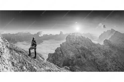 Blick von der Kaskarspitze im Karwendel über Nebelmeer in den Sonnenaufgang - Versteinert - Seitenverhältnis 2:1 - Bergsteigerin auf Kaskarspitze im Karwendel - weitere Infos unter https://www.kriner-weiermann.de