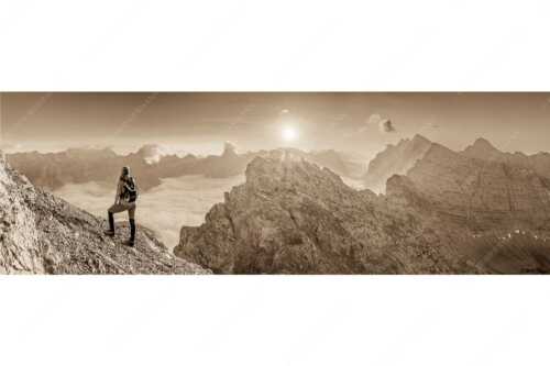 Blick von der Kaskarspitze im Karwendel über Nebelmeer in den Sonnenaufgang - Versteinert - Seitenverhältnis 3:1 - Bergsteigerin auf Kaskarspitze im Karwendel - weitere Infos unter https://www.kriner-weiermann.de