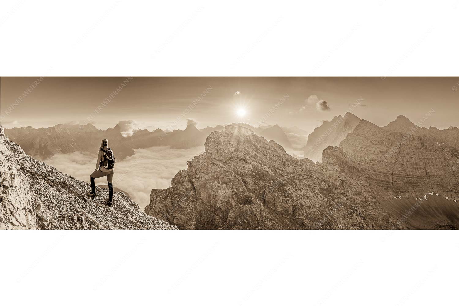 Versteinert – Seitenverhältnis 3:1 — Bergsteigerin auf Kaskarspitze im Karwendel Blick von der Kaskarspitze im Karwendel über Nebelmeer in den Sonnenaufgang