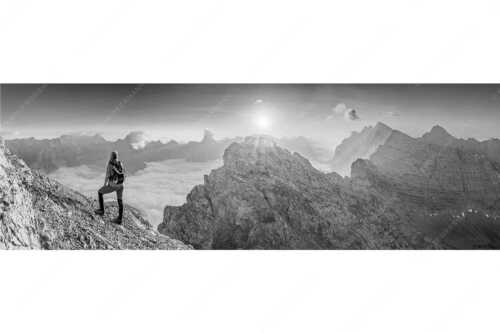 Blick von der Kaskarspitze im Karwendel über Nebelmeer in den Sonnenaufgang - Versteinert - Seitenverhältnis 3:1 - Bergsteigerin auf Kaskarspitze im Karwendel - weitere Infos unter https://www.kriner-weiermann.de