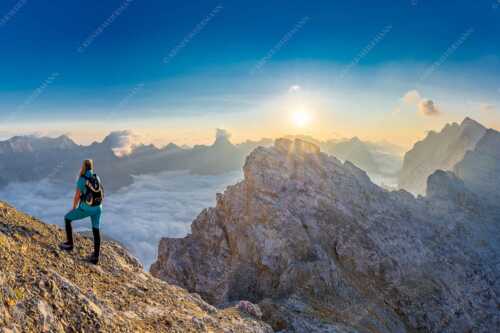 Blick von der Kaskarspitze im Karwendel über Nebelmeer in den Sonnenaufgang - Versteinert - Seitenverhältnis 3:2 - Bergsteigerin auf Kaskarspitze im Karwendel - weitere Infos unter https://www.kriner-weiermann.de