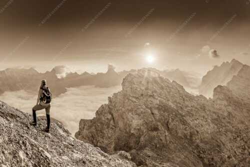 Blick von der Kaskarspitze im Karwendel über Nebelmeer in den Sonnenaufgang - Versteinert - Seitenverhältnis 3:2 - Bergsteigerin auf Kaskarspitze im Karwendel - weitere Infos unter https://www.kriner-weiermann.de