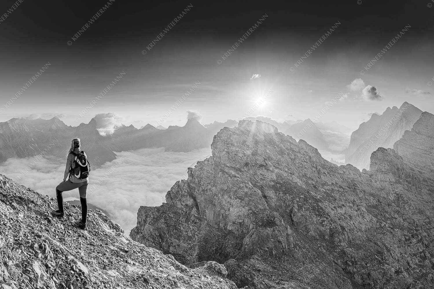 Versteinert – Seitenverhältnis 3:2 — Bergsteigerin auf Kaskarspitze im Karwendel Blick von der Kaskarspitze im Karwendel über Nebelmeer in den Sonnenaufgang