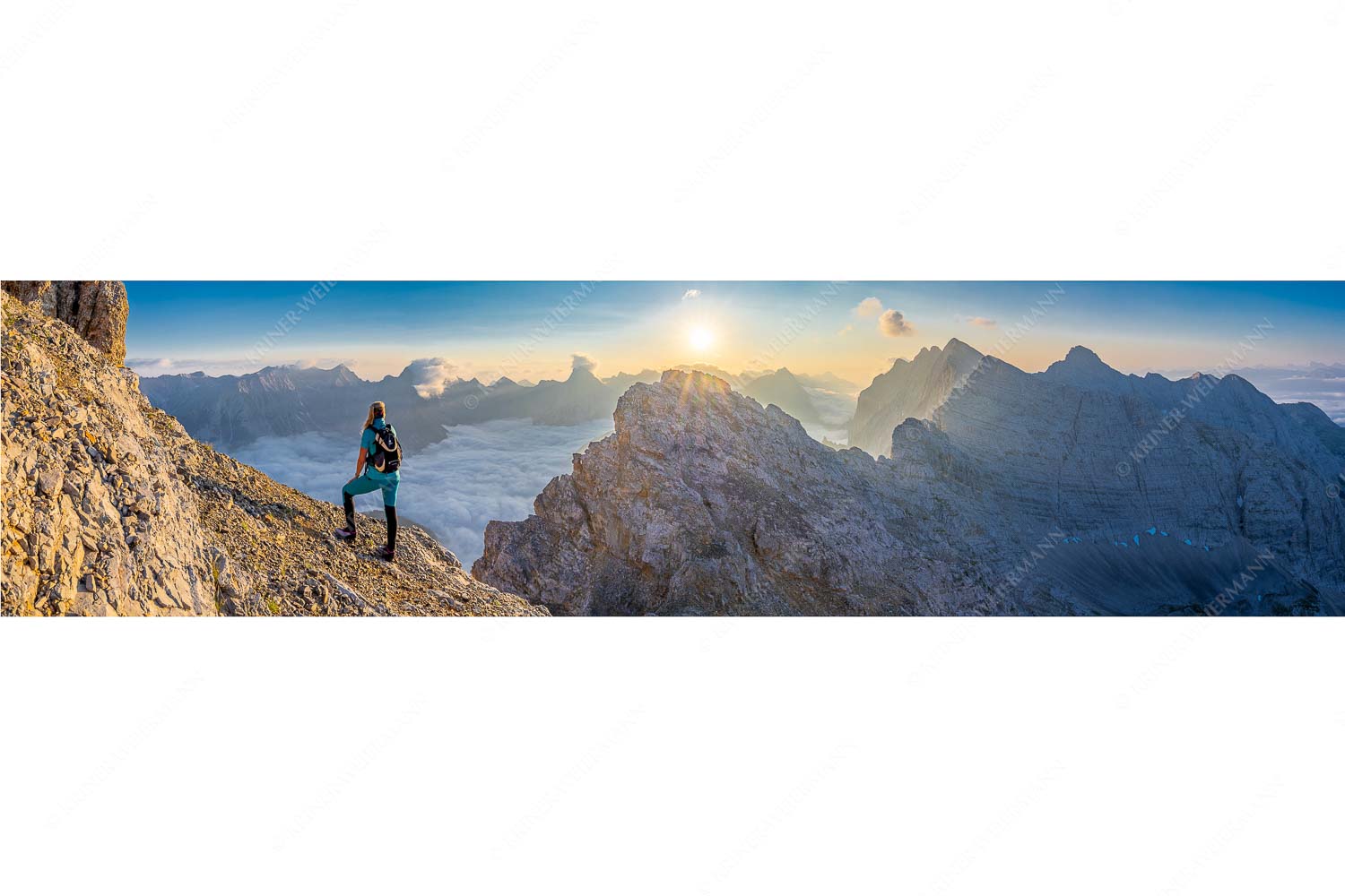 Versteinert – Seitenverhältnis 4:1 — Bergsteigerin auf Kaskarspitze im Karwendel Blick von der Kaskarspitze im Karwendel über Nebelmeer in den Sonnenaufgang