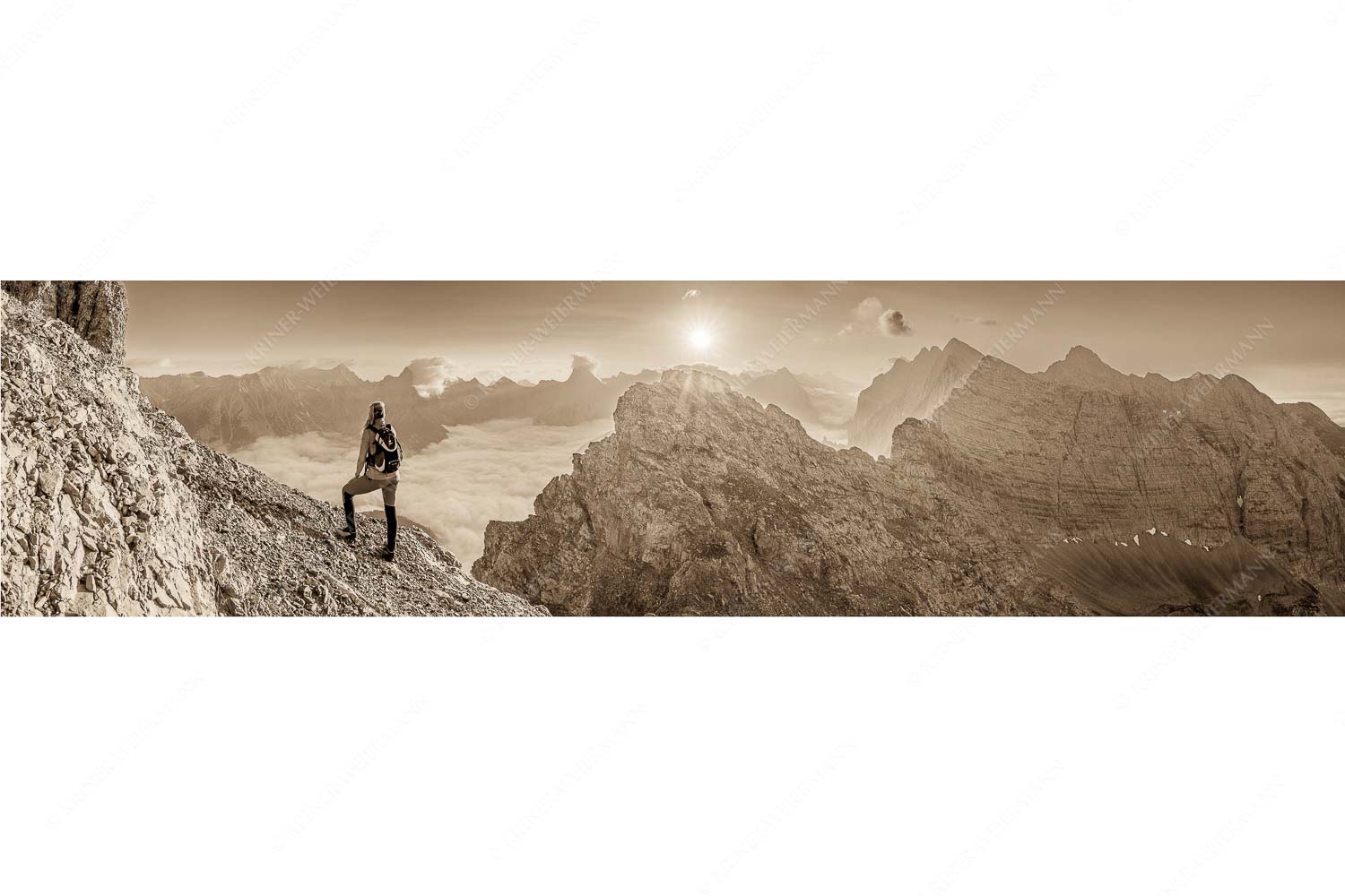 Versteinert – Seitenverhältnis 4:1 — Bergsteigerin auf Kaskarspitze im Karwendel Blick von der Kaskarspitze im Karwendel über Nebelmeer in den Sonnenaufgang