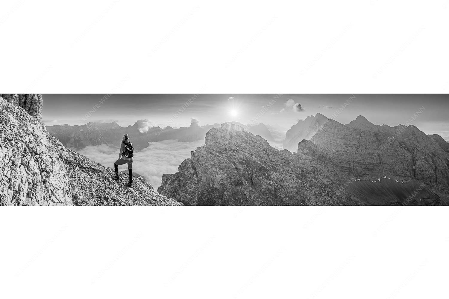 Versteinert – Seitenverhältnis 4:1 — Bergsteigerin auf Kaskarspitze im Karwendel Blick von der Kaskarspitze im Karwendel über Nebelmeer in den Sonnenaufgang