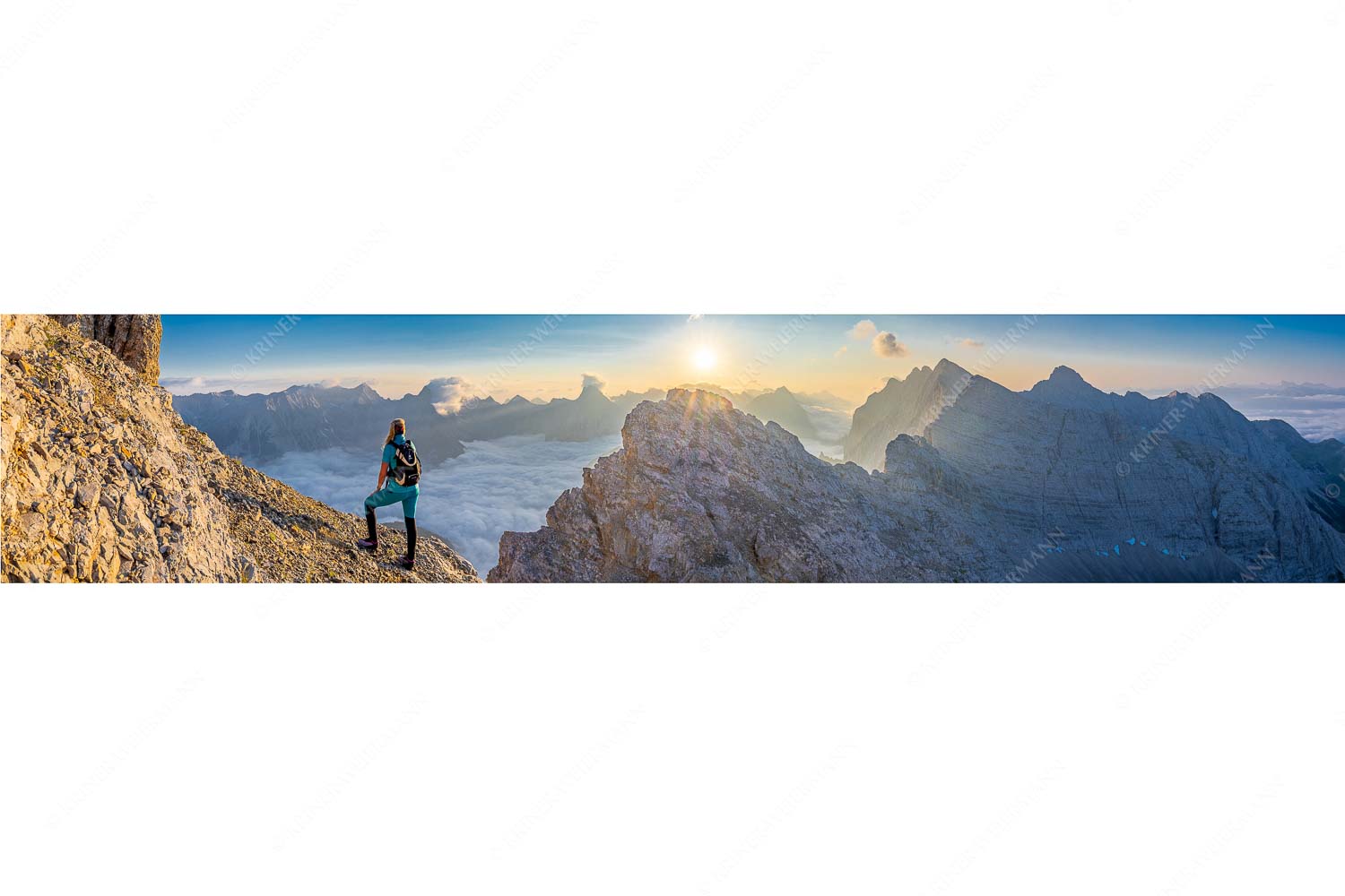 Versteinert – Seitenverhältnis 5:1 — Bergsteigerin auf Kaskarspitze im Karwendel Blick von der Kaskarspitze im Karwendel über Nebelmeer in den Sonnenaufgang