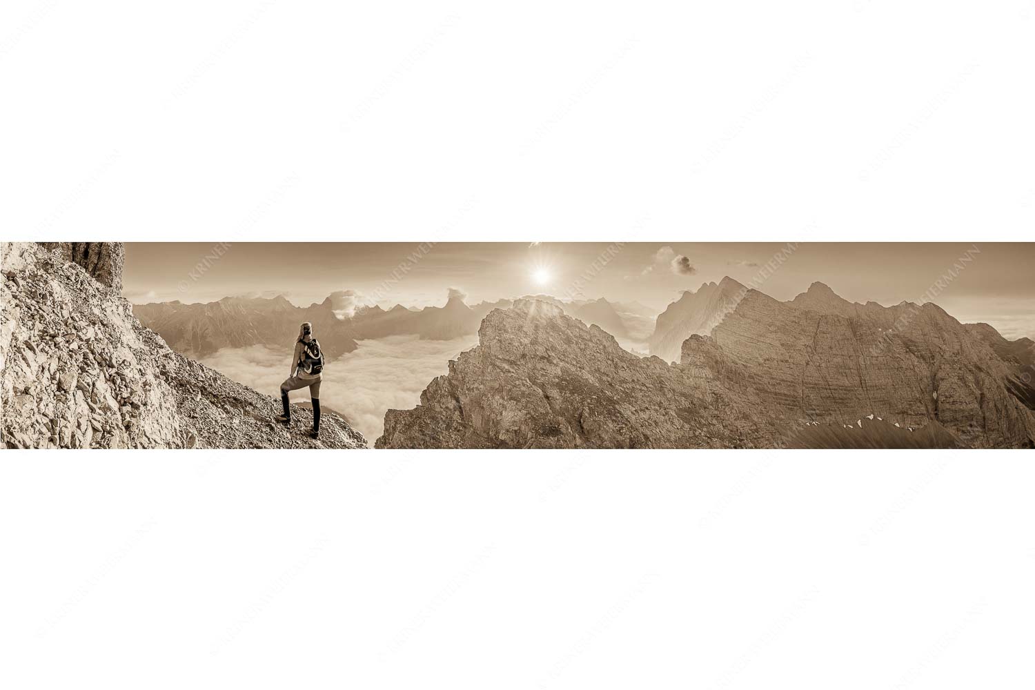Versteinert – Seitenverhältnis 5:1 — Bergsteigerin auf Kaskarspitze im Karwendel Blick von der Kaskarspitze im Karwendel über Nebelmeer in den Sonnenaufgang