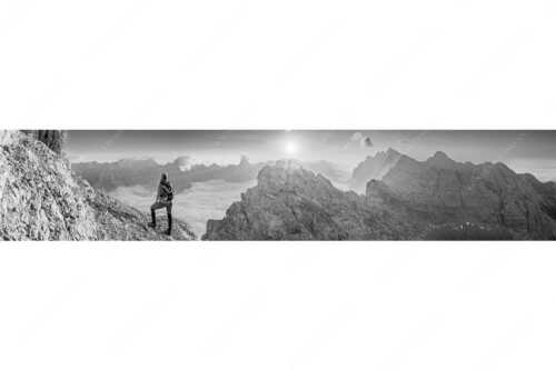 Blick von der Kaskarspitze im Karwendel über Nebelmeer in den Sonnenaufgang - Versteinert - Seitenverhältnis 5:1 - Bergsteigerin auf Kaskarspitze im Karwendel - weitere Infos unter https://www.kriner-weiermann.de