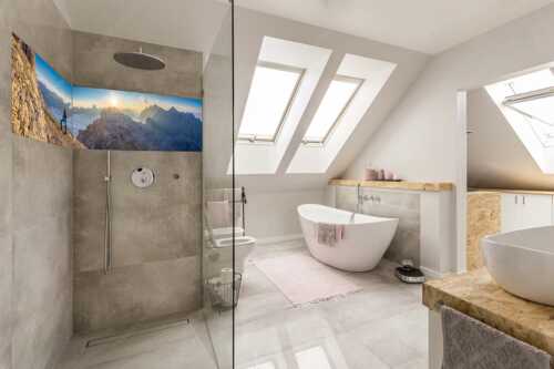 Blick von der Kaskarspitze im Karwendel über Nebelmeer in den Sonnenaufgang - Versteinert - Größe ca. 240x60cm, Seitenverhältnis 4:1 - Bergsteigerin auf Kaskarspitze im Karwendel - weitere Infos unter https://www.kriner-weiermann.de