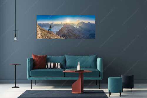 Blick von der Kaskarspitze im Karwendel über Nebelmeer in den Sonnenaufgang - Versteinert - Größe ca. 175x70cm, Seitenverhältnis 2,5:1 - Bergsteigerin auf Kaskarspitze im Karwendel - weitere Infos unter https://www.kriner-weiermann.de