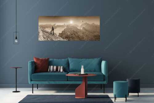 Blick von der Kaskarspitze im Karwendel über Nebelmeer in den Sonnenaufgang - Versteinert - Größe ca. 175x70cm, Seitenverhältnis 2,5:1 - Bergsteigerin auf Kaskarspitze im Karwendel - weitere Infos unter https://www.kriner-weiermann.de