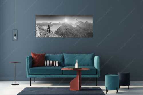 Blick von der Kaskarspitze im Karwendel über Nebelmeer in den Sonnenaufgang - Versteinert - Größe ca. 175x70cm, Seitenverhältnis 2,5:1 - Bergsteigerin auf Kaskarspitze im Karwendel - weitere Infos unter https://www.kriner-weiermann.de