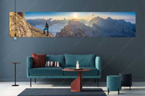 Blick von der Kaskarspitze im Karwendel über Nebelmeer in den Sonnenaufgang - Versteinert - Größe ca. 350x70cm, Seitenverhältnis 5:1 - Bergsteigerin auf Kaskarspitze im Karwendel - weitere Infos unter https://www.kriner-weiermann.de