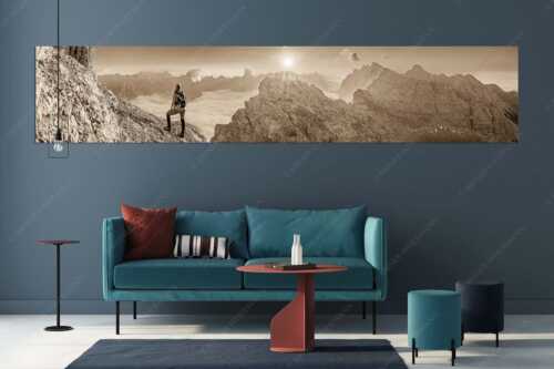 Blick von der Kaskarspitze im Karwendel über Nebelmeer in den Sonnenaufgang - Versteinert - Größe ca. 350x70cm, Seitenverhältnis 5:1 - Bergsteigerin auf Kaskarspitze im Karwendel - weitere Infos unter https://www.kriner-weiermann.de