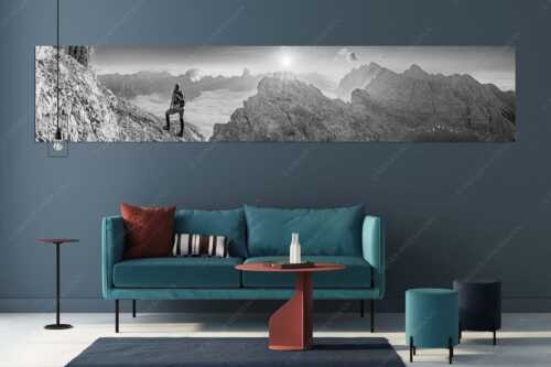 Blick von der Kaskarspitze im Karwendel über Nebelmeer in den Sonnenaufgang - Versteinert - Größe ca. 350x70cm, Seitenverhältnis 5:1 - Bergsteigerin auf Kaskarspitze im Karwendel - weitere Infos unter https://www.kriner-weiermann.de