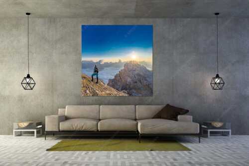 Blick von der Kaskarspitze im Karwendel über Nebelmeer in den Sonnenaufgang - Versteinert - Größe ca. 160x160cm, Seitenverhältnis 1:1 - Bergsteigerin auf Kaskarspitze im Karwendel - weitere Infos unter https://www.kriner-weiermann.de