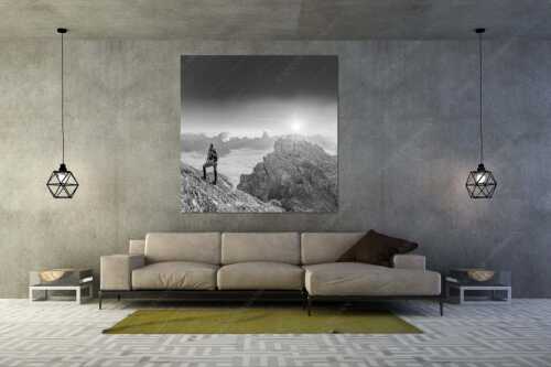 Blick von der Kaskarspitze im Karwendel über Nebelmeer in den Sonnenaufgang - Versteinert - Größe ca. 160x160cm, Seitenverhältnis 1:1 - Bergsteigerin auf Kaskarspitze im Karwendel - weitere Infos unter https://www.kriner-weiermann.de