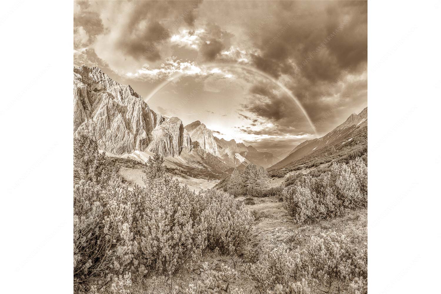 Verzaubert – Seitenverhältnis 1:1 — Regenbogen Halleranger im Karwendelgebirge Regenbogen über dem Lafatscher und dem Halleranger im Karwendelgebirge