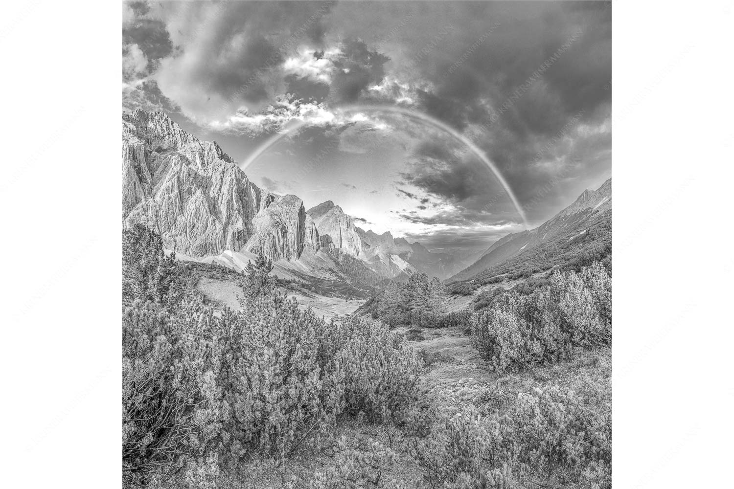 Verzaubert – Seitenverhältnis 1:1 — Regenbogen Halleranger im Karwendelgebirge Regenbogen über dem Lafatscher und dem Halleranger im Karwendelgebirge