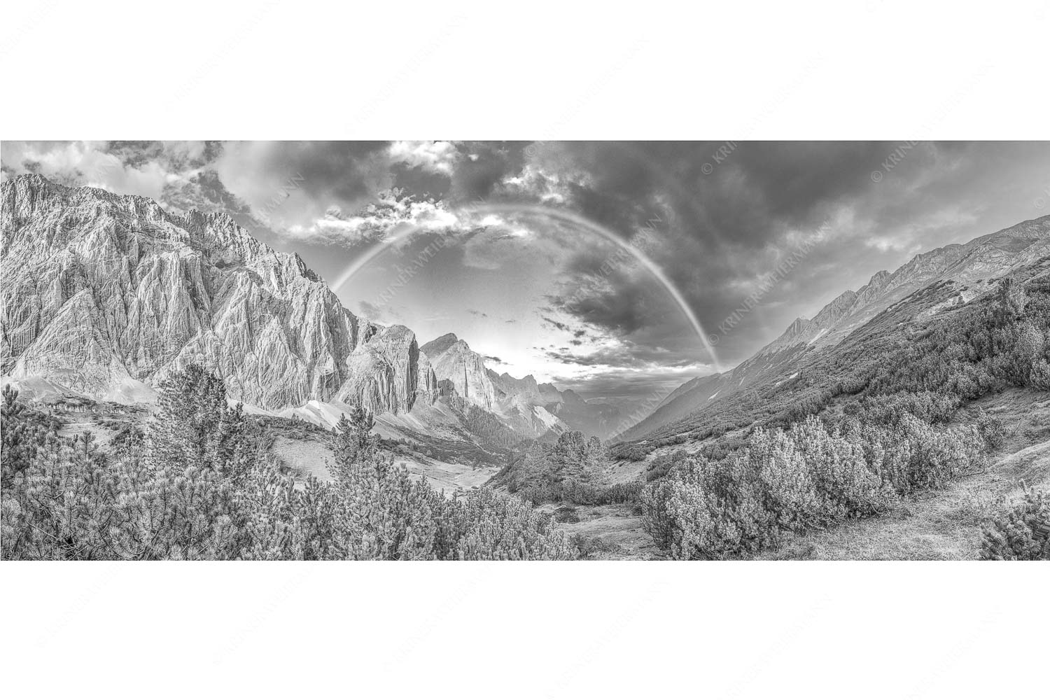 Regenbogen über dem Lafatscher und dem Halleranger im Karwendelgebirge - Verzaubert - Seitenverhältnis 2,5:1 - Regenbogen Halleranger im Karwendelgebirge - weitere Infos unter https://www.kriner-weiermann.de