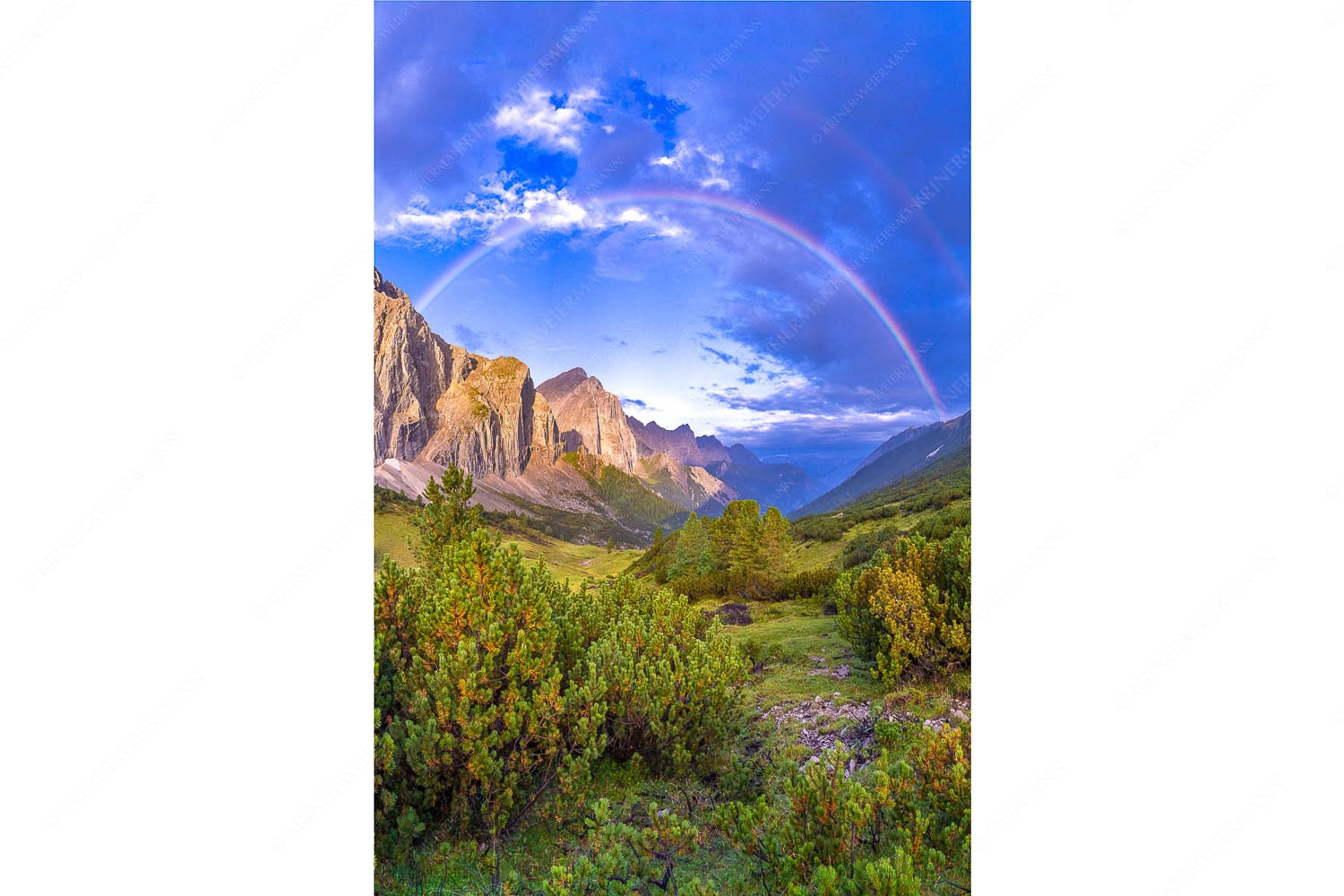Verzaubert – Seitenverhältnis 2:3 — Regenbogen Halleranger im Karwendelgebirge Regenbogen über dem Lafatscher und dem Halleranger im Karwendelgebirge