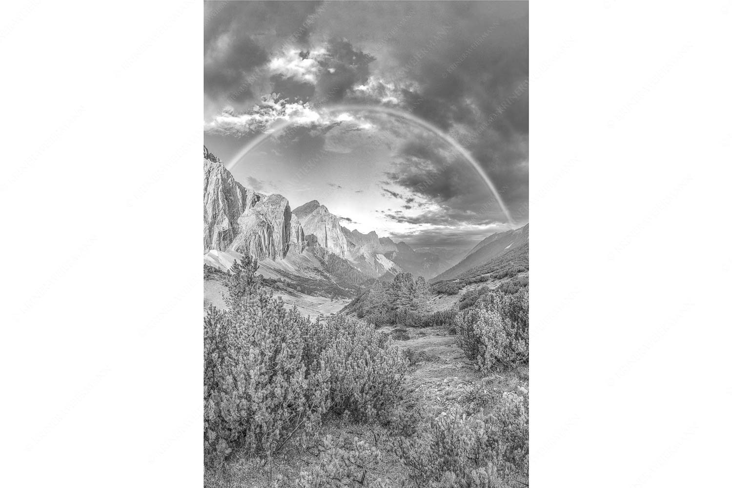 Verzaubert – Seitenverhältnis 2:3 — Regenbogen Halleranger im Karwendelgebirge Regenbogen über dem Lafatscher und dem Halleranger im Karwendelgebirge