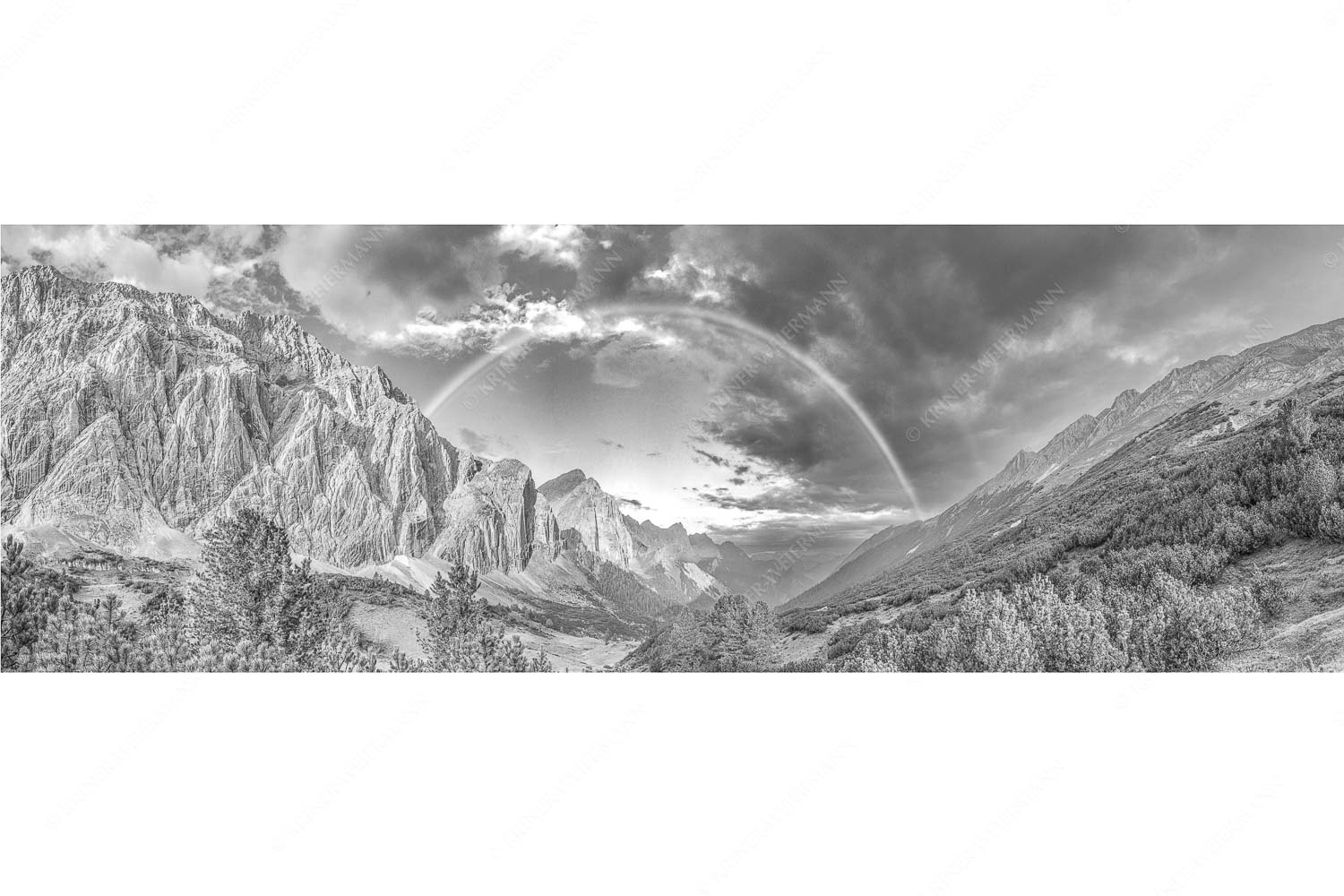 Verzaubert – Seitenverhältnis 3:1 — Regenbogen Halleranger im Karwendelgebirge Regenbogen über dem Lafatscher und dem Halleranger im Karwendelgebirge