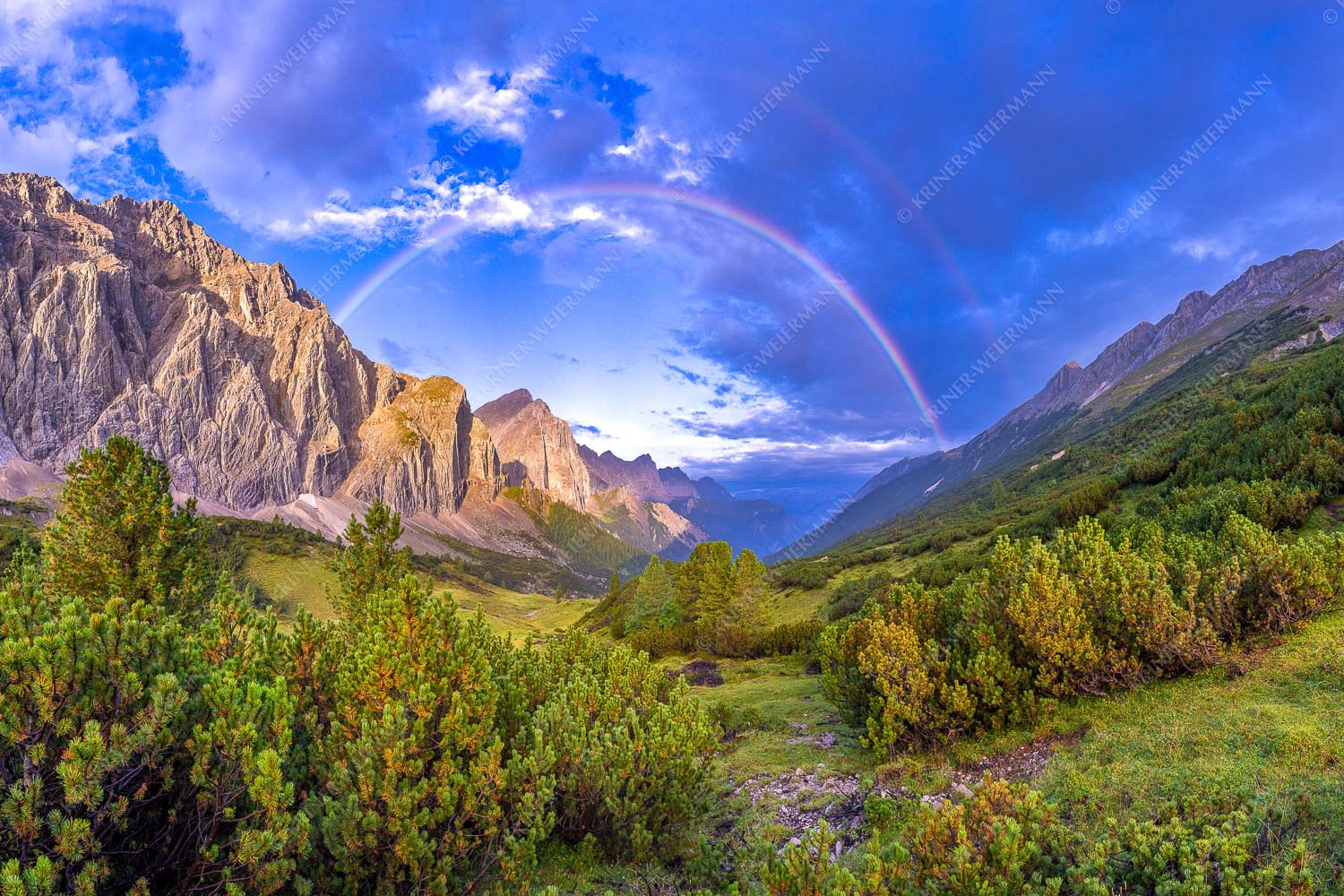 Verzaubert – Seitenverhältnis 3:2 — Regenbogen Halleranger im Karwendelgebirge Regenbogen über dem Lafatscher und dem Halleranger im Karwendelgebirge
