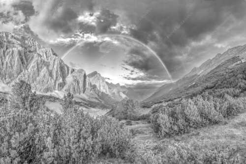 Regenbogen über dem Lafatscher und dem Halleranger im Karwendelgebirge - Verzaubert - Seitenverhältnis 3:2 - Regenbogen Halleranger im Karwendelgebirge - weitere Infos unter https://www.kriner-weiermann.de
