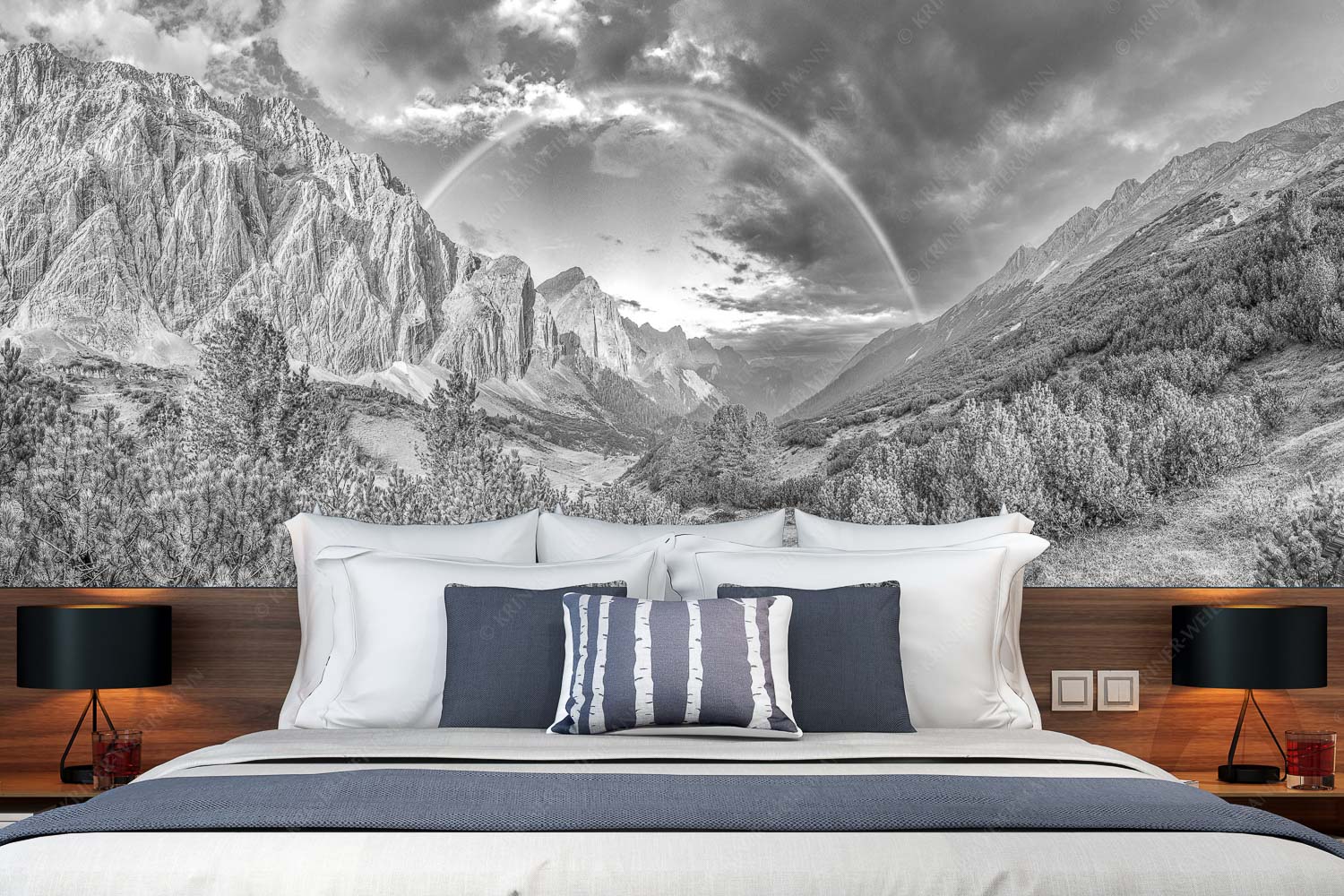 Verzaubert – Größe ca. 350x140cm, Seitenverhältnis 2,5:1 — Regenbogen Halleranger im Karwendelgebirge Regenbogen über dem Lafatscher und dem Halleranger im Karwendelgebirge - Verzaubert - Größe ca. 350x140cm, Seitenverhältnis 2,5:1 - Regenbogen Halleranger im Karwendelgebirge - weitere Infos unter https://www.kriner-weiermann.de