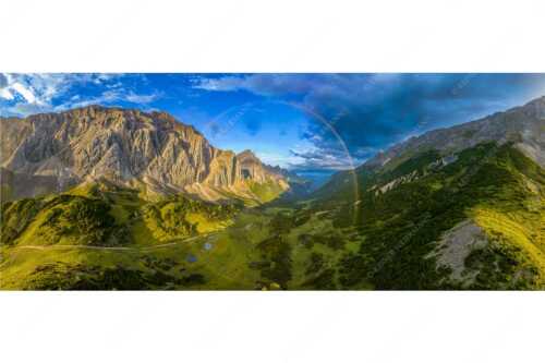 360 Grad Regenbogen über dem Halleranger im Karwendelgebirge - Verzauberter Halleranger - Seitenverhältnis 2,5:1 - Regenbogen im Karwendel - weitere Infos unter https://www.kriner-weiermann.de
