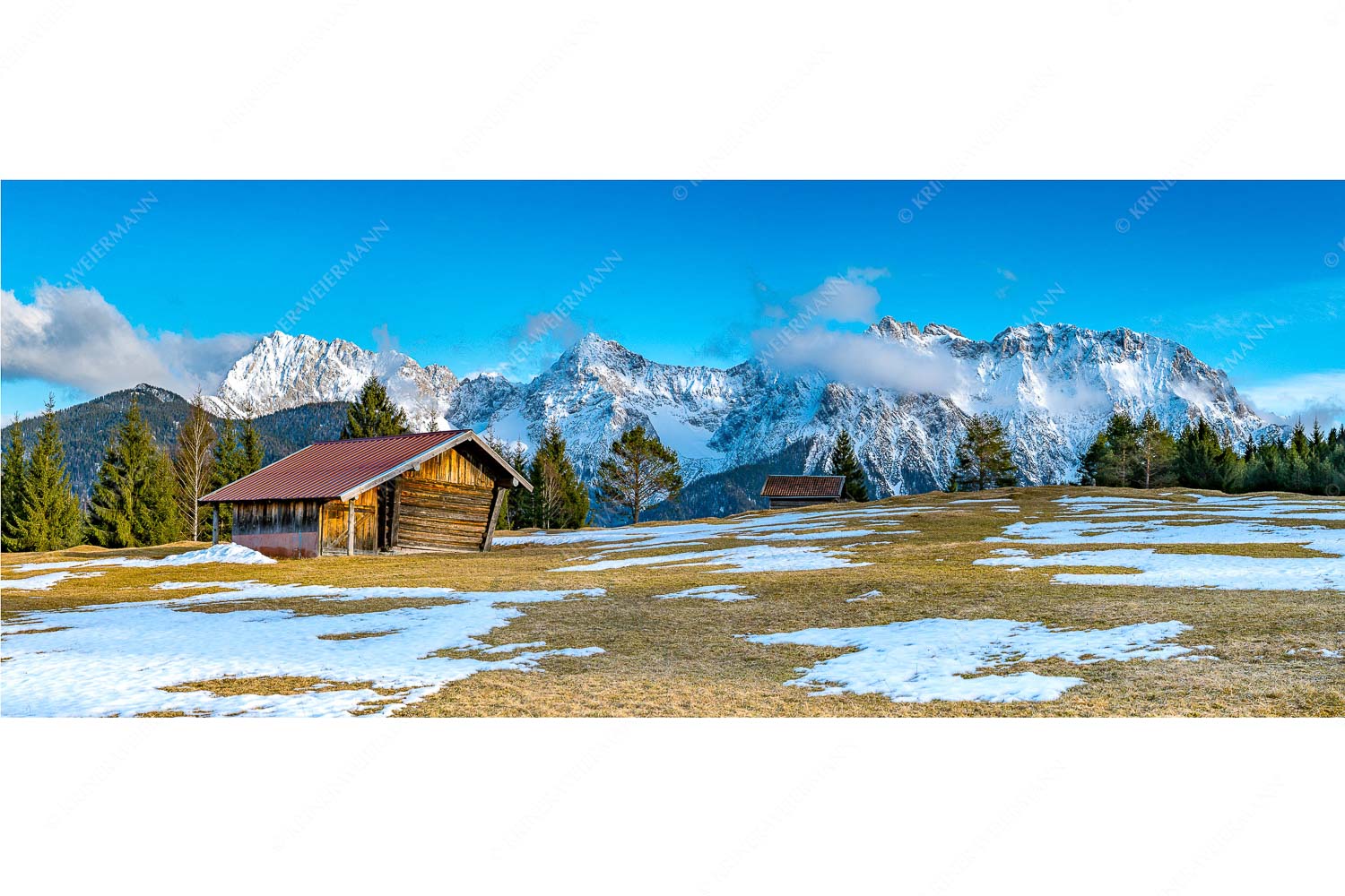 Letzte Schneereste auf den Wiesen und das Karwendelgebirge im Hintergrund - Viel ist nicht mehr übrig - Seitenverhältnis 2,5:1 - Heustadel und Karwendel - weitere Infos unter https://www.kriner-weiermann.de