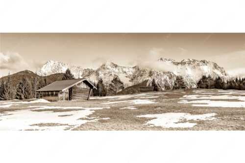 Letzte Schneereste auf den Wiesen und das Karwendelgebirge im Hintergrund - Viel ist nicht mehr übrig - Seitenverhältnis 2,5:1 - Heustadel und Karwendel - weitere Infos unter https://www.kriner-weiermann.de
