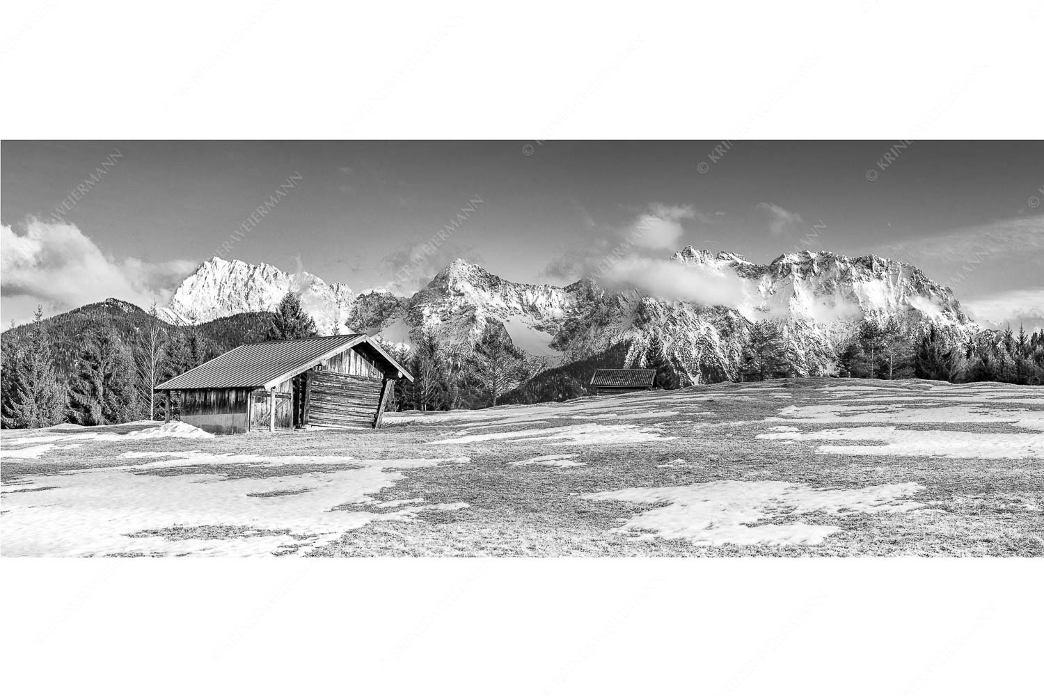 Letzte Schneereste auf den Wiesen und das Karwendelgebirge im Hintergrund - Viel ist nicht mehr übrig - Seitenverhältnis 2,5:1 - Heustadel und Karwendel - weitere Infos unter https://www.kriner-weiermann.de