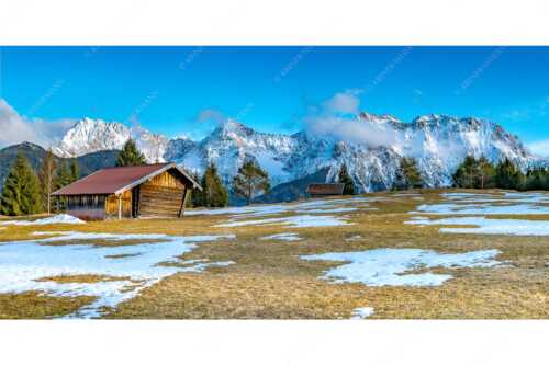Letzte Schneereste auf den Wiesen und das Karwendelgebirge im Hintergrund - Viel ist nicht mehr übrig - Seitenverhältnis 2:1 - Heustadel und Karwendel - weitere Infos unter https://www.kriner-weiermann.de