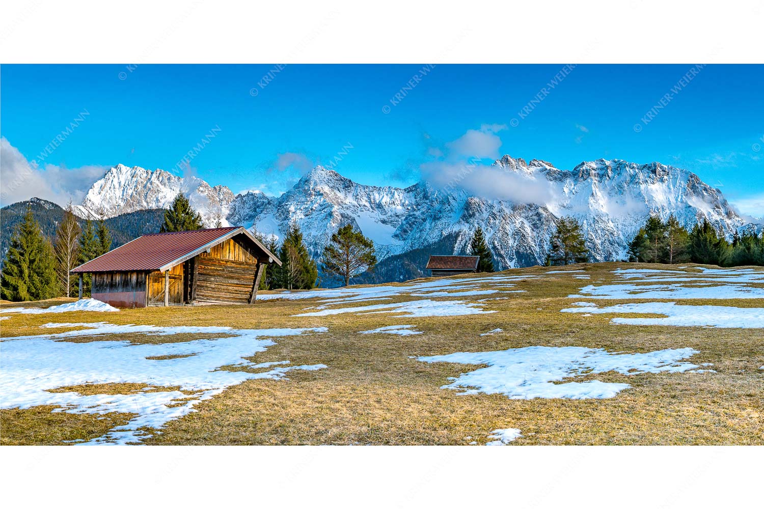 Viel ist nicht mehr übrig – Seitenverhältnis 2:1 — Heustadel und Karwendel Letzte Schneereste auf den Wiesen und das Karwendelgebirge im Hintergrund