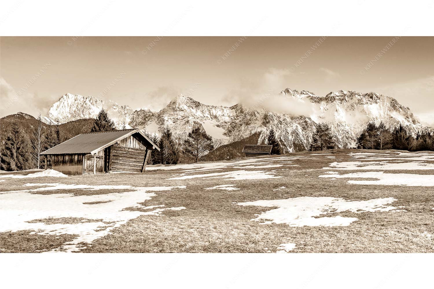 Viel ist nicht mehr übrig – Seitenverhältnis 2:1 — Heustadel und Karwendel Letzte Schneereste auf den Wiesen und das Karwendelgebirge im Hintergrund