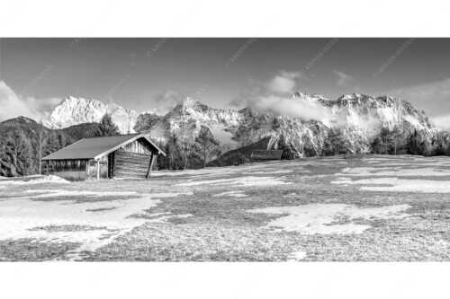 Letzte Schneereste auf den Wiesen und das Karwendelgebirge im Hintergrund - Viel ist nicht mehr übrig - Seitenverhältnis 2:1 - Heustadel und Karwendel - weitere Infos unter https://www.kriner-weiermann.de