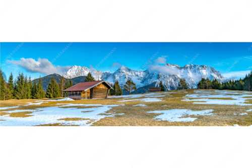 Letzte Schneereste auf den Wiesen und das Karwendelgebirge im Hintergrund - Viel ist nicht mehr übrig - Seitenverhältnis 3:1 - Heustadel und Karwendel - weitere Infos unter https://www.kriner-weiermann.de